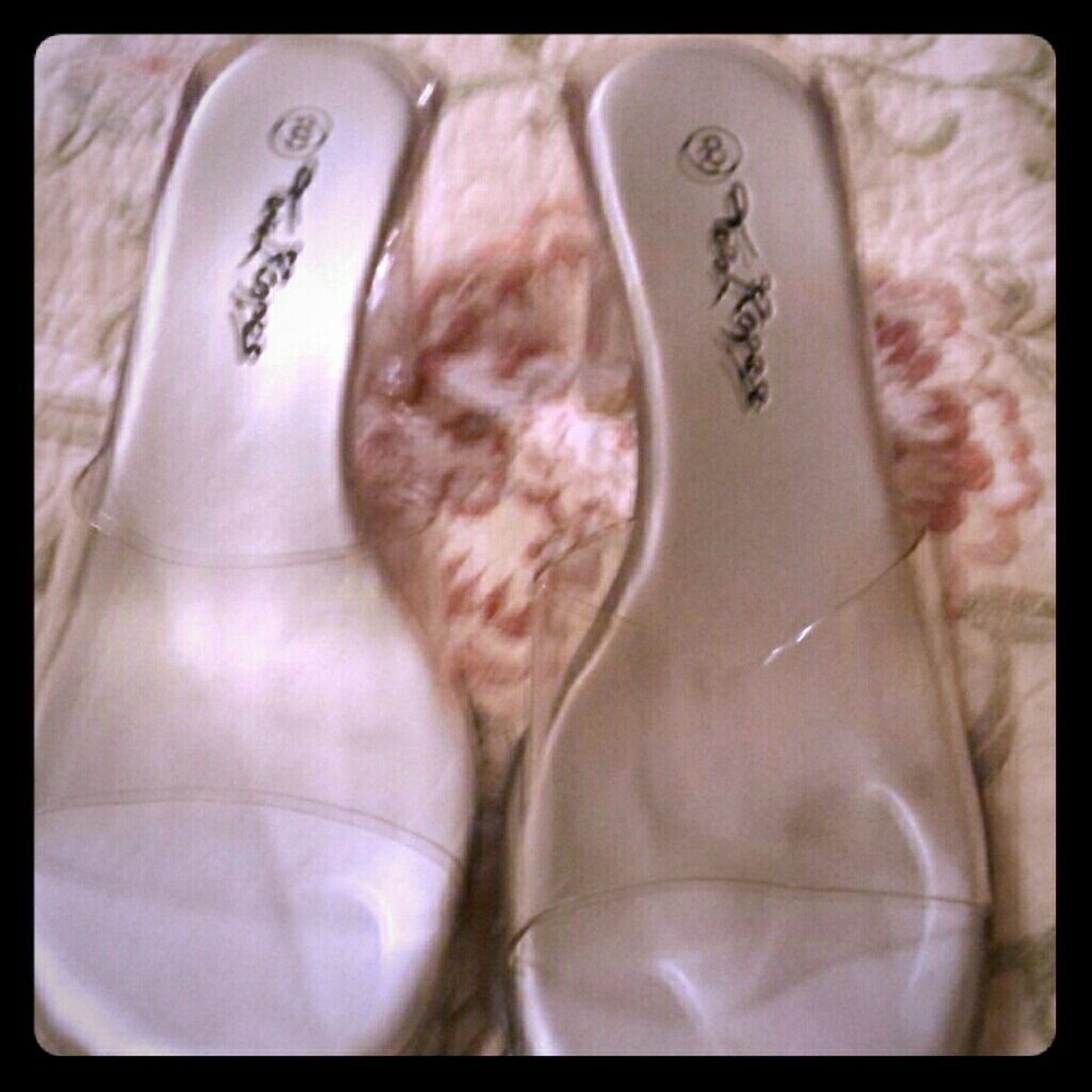 Low heel shoes